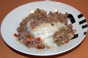 Fideos de arroz con carne y verduras